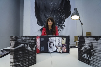 La fotógrafa Ainhoa Resano, con ‘Ellas’, el fotolibro que se recoge su trabajo con los álbumes familiares de mujeres bilbainas. 