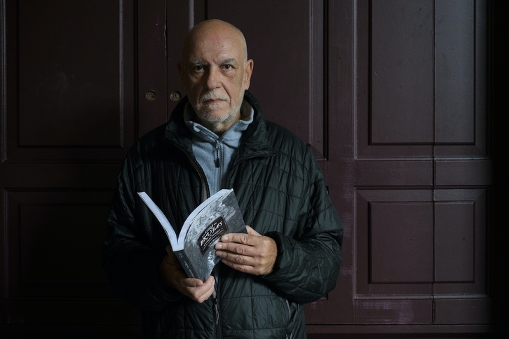 José Dueso posa con su libro «La caza de brujas en Euskal Herria»