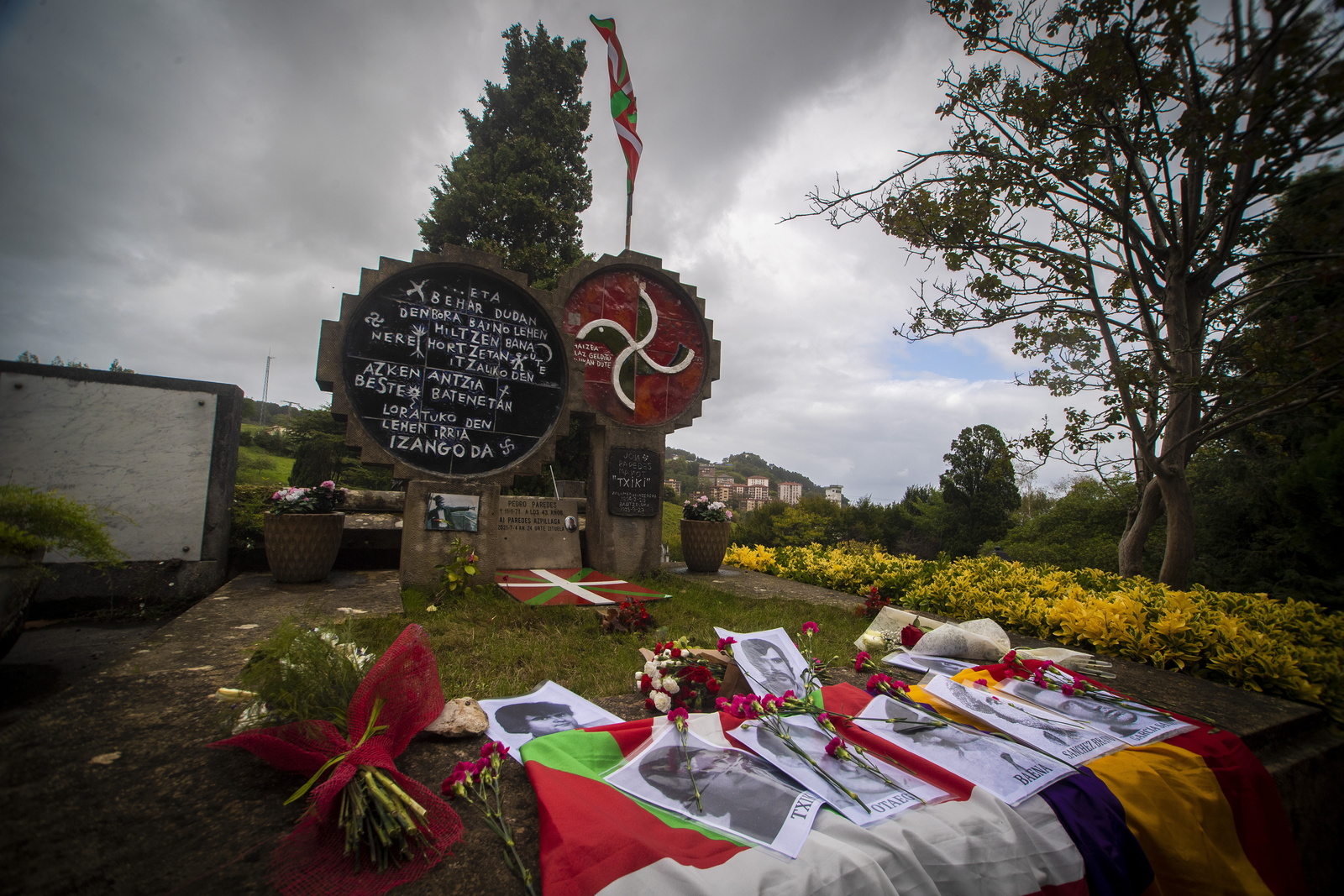 Zortzi militanteen argazkiak, ikurri&ntilde;a eta bandera errepublikarra, &lsquo;Txiki&rsquo;ren panteoian. (Gorka RUBIO/FOKU)