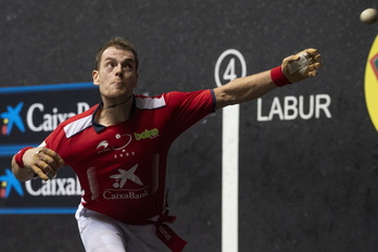 Berriz ere praka zuriz eta gerriko gorriz ariko da Unai Laso frontoietan.