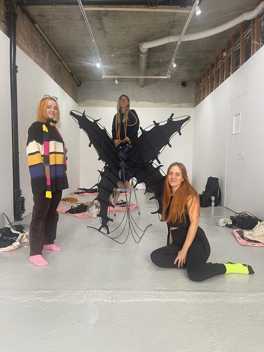 Ezkerretik eskuinera, Irati Azpeitia eta Eugenia Griffero (galeriakoak) eta Maider Aldasoro, Londresen erakusketaren prestaketa lanetan.