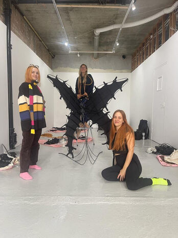 Ezkerretik eskuinera, Irati Azpeitia eta Eugenia Griffero (galeriakoak) eta Maider Aldasoro, Londresen erakusketaren prestaketa lanetan.