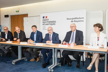 Baionako suprefeta, Philippe Le Moing-Surzur, bere ezkerrean Baionako Prokuradorea, Jerome Bourrier duela, gaurko bileran.