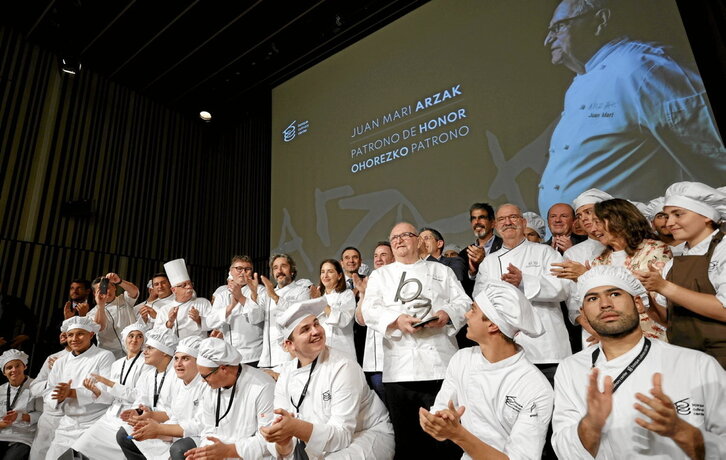 Ezkerrean, Juan Mari Arzak, Patronatuko kideez, agintariez eta sukaldaritza ikaslez inguratuta. Eskuinean, Xabier Zabaleta Jakitea proiektuko kidea.