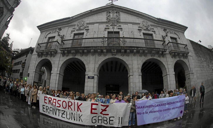 Imagen de la concentración realizada en Elgoibar para denunciar la muerte de María Luisa Larrañaga.