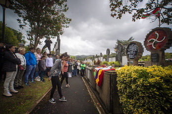 Aurreskua eta lore-eskaintza tradizionala egin dute senideek ‘Txiki’ eta Otaegi oroitzeko 