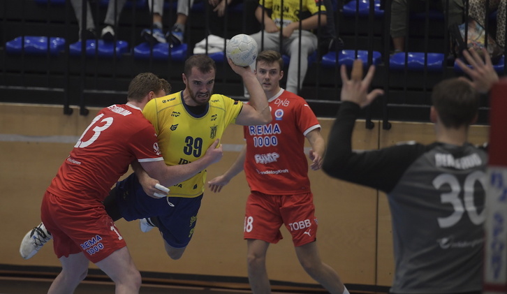 Asier Nieto trata de zafarse de un rival noruego para encarar la portería rival.