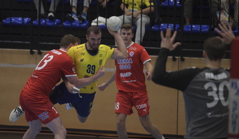 Asier Nieto trata de zafarse de un rival noruego para encarar la portería rival. 