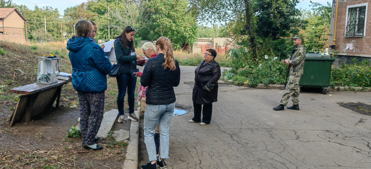 Varias mujeres votan en un colegio móvil en Maakevka.