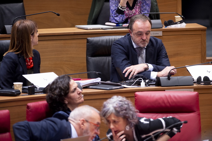 Imagen de archivo del portavoz de Navarra Suma, Javier Esparza, en el Parlamento de Iruñea.