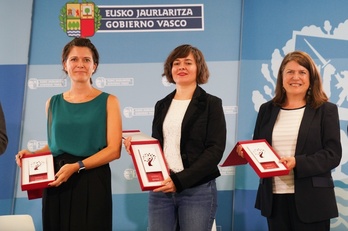 Ezker eskuin, Marta Olazabal, Amanda Sierra eta Jasone Cenoz ikertzaileak asteazken honetan, Bilbon. 