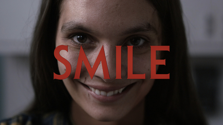 La contagiosa sonrisa perversa exhibida por la actriz Caitlin Stasey.