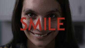 La contagiosa sonrisa perversa exhibida por la actriz Caitlin Stasey.