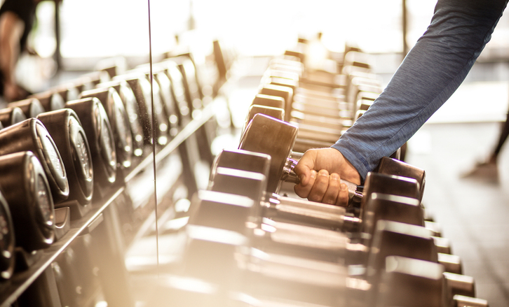 Una investigación entre adultos mayores ha concluido que hacer pesas combinadas con ejercicio aeróbico reduce el riesgo de muerte.