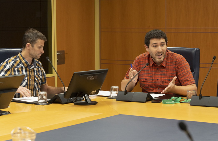 Iraitz Lazkano eta Gari Goikoetxeak aurkeztu dute txostena Gasteizko Legebiltzarrean.