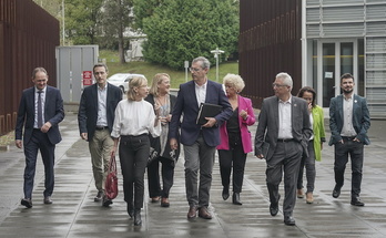 Markel Olano, zenbait gobernukiderekin Batzar Nagusietara iristen.