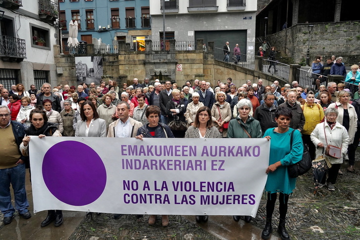 Vecinos y vecinas se han concentrado esta tarde en Soraluze.