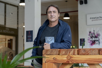 Claudio Fava, con su libro ‘Los silenciados’, en el Geltoki de Iruñea.