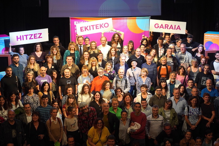 Euskaldian izena emateko epearen abiatzea ospatzeko ekitaldia egin dute Bilboko Kafe Antzokian.