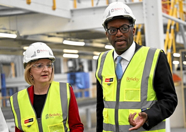 Liz Truss, junto al ministro de Economía.