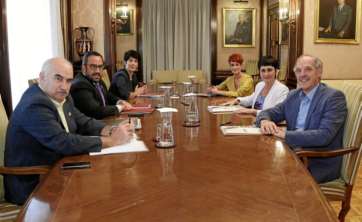 En el lado del Gobierno, Aierdi, Remírez y Saiz y, frente a ellos, los representanes de EH Bildu: Araiz, Aznal y Ruiz.