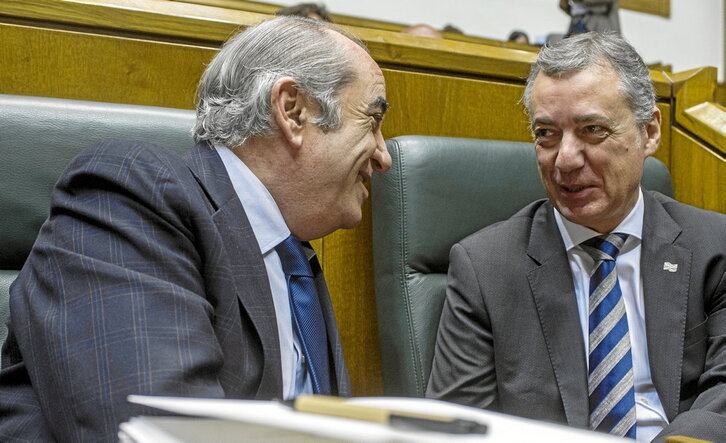 Iñaki Arriola e Iñigo Urkullu conversan en los escaños del Parlamento.