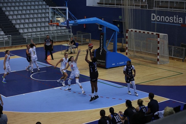 Coulibaly ensaya un lanzamiento ante Basket Zaragoza.