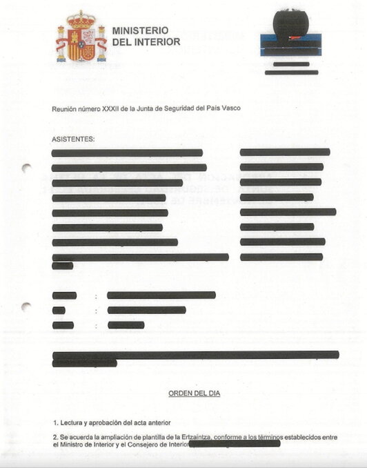 Imagen de parte de la documentación entregada por el Departamento de Seguridad al parlamentario. Es un acta de 2012 sobre la «vigilancia y control» de la Vuelta a España. Tacharon hasta el escudo del Gobierno de Lakua.