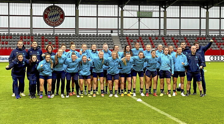 Jugadoras y técnicos posan tras el entrenamiento en el Bayern Campus, que hoy acogerá el encuentro.