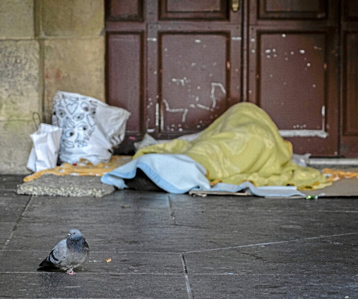 Una persona pernocta en la calle en Donostia.