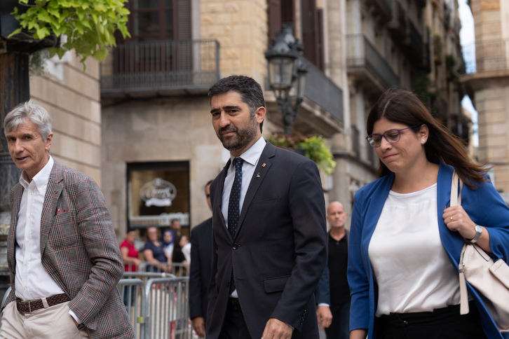 Jordi Puigneró, en el centro, a su llegada esta tarde a la reunión del Govern.