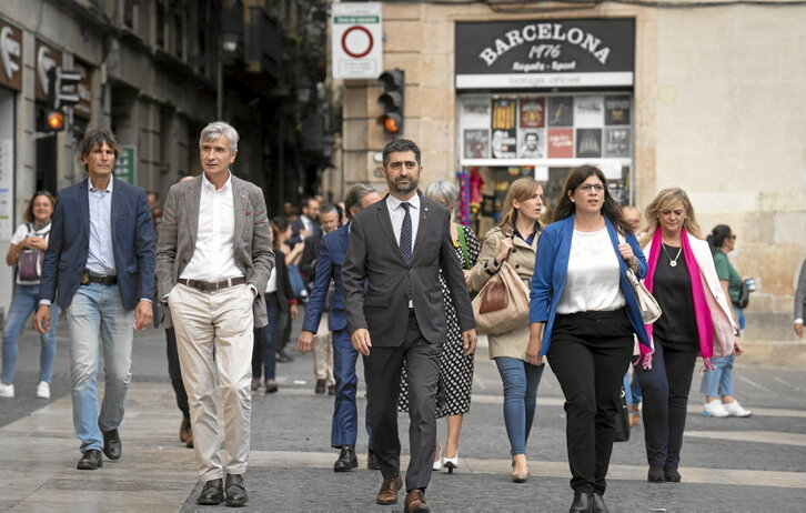 Cargos de Junts en el Govern llegan a la reunión extraordinaria.
