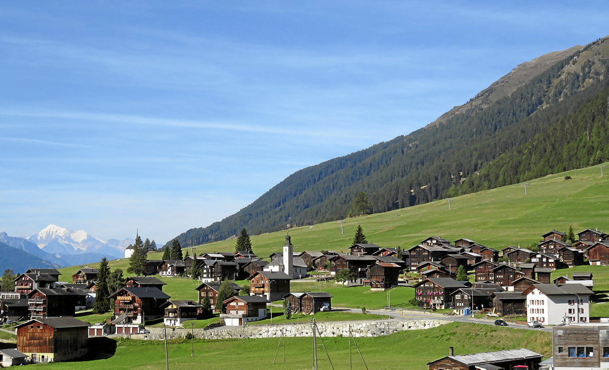 Gluringen herria, Goms bailaran, eta atzean Weiishorn mendia.