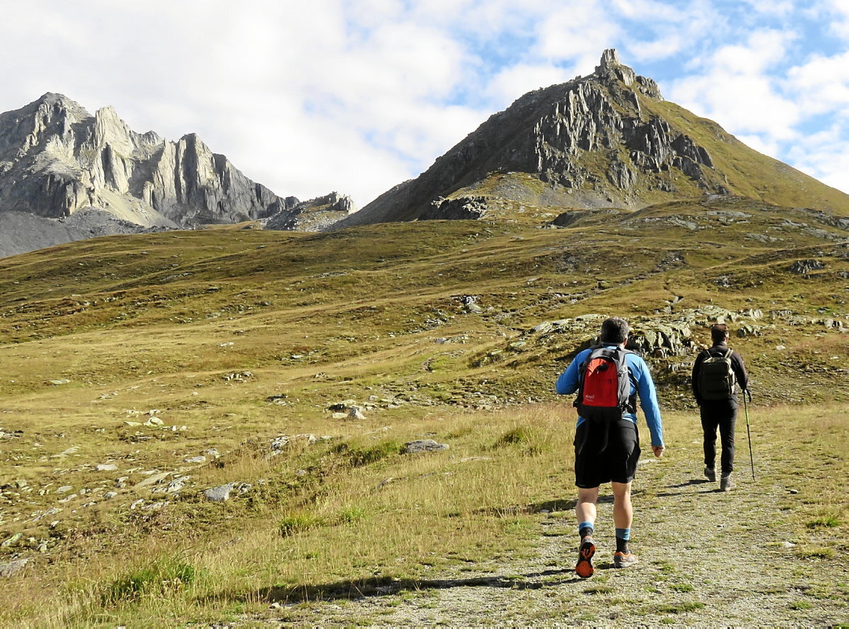Klischorn mendira txangoa (2.789 m) Nufennen Pass-etik.