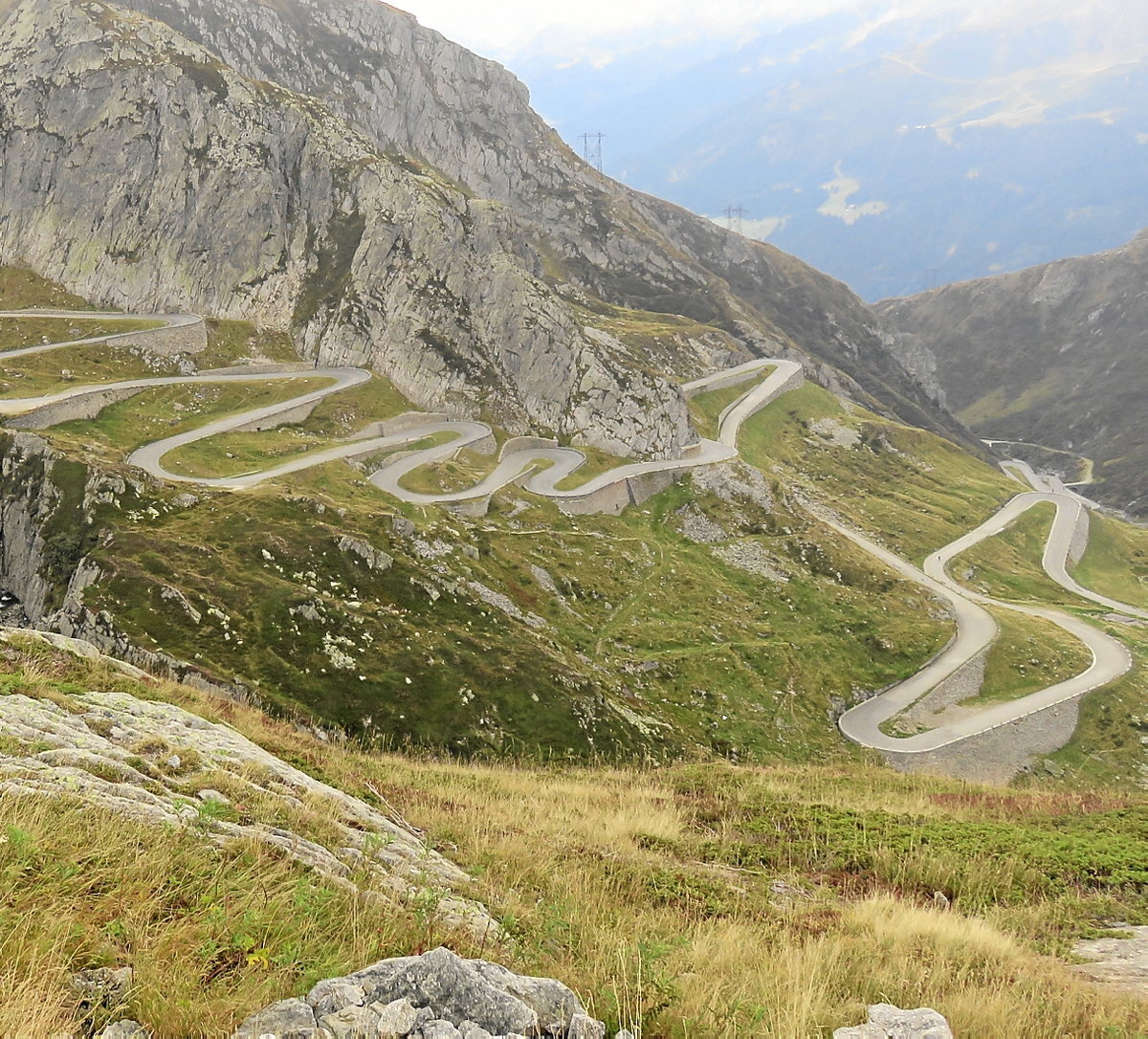 Sankt Gottard-San Gotardo mendate ederra, zikloturisten paradisua.