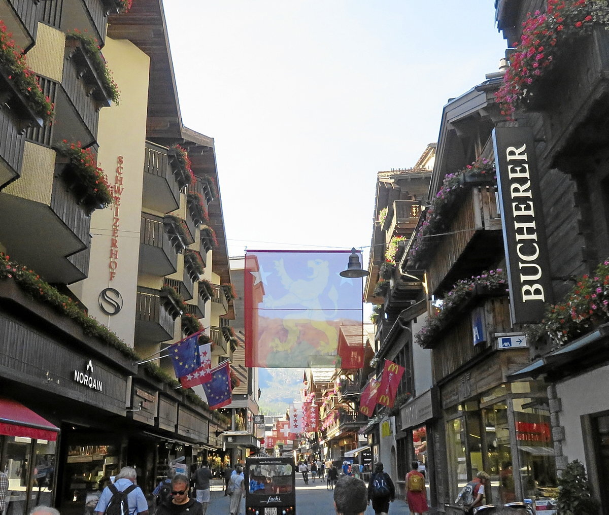 Zermatt herri turistikoko kale nagusia.