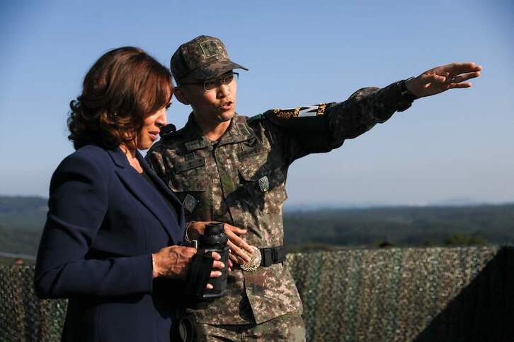 Kamala Harris otea el Norte desde un puesto militar de observación surcoreano.