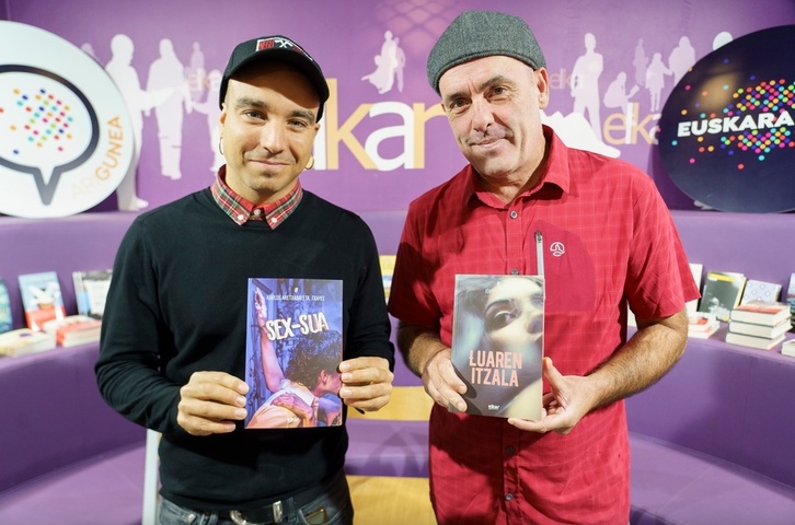 Ezker eskuin, Karlos Aretxabaleta ‘Txapel’ eta John Andueza, nor bere lan berriarekin.