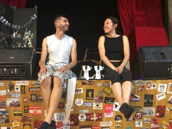 Ilunber Ayestarán y Lorea Gurutxarri, intérpretes de "¿Me pones un VIH por favor?".