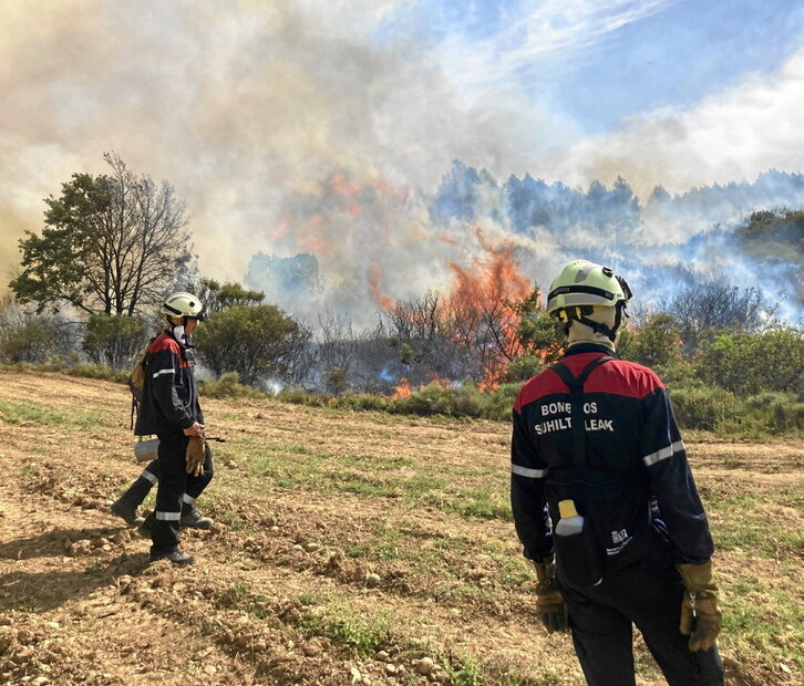 Tareas de extinción en el histórico episodio de incendios de este verano.