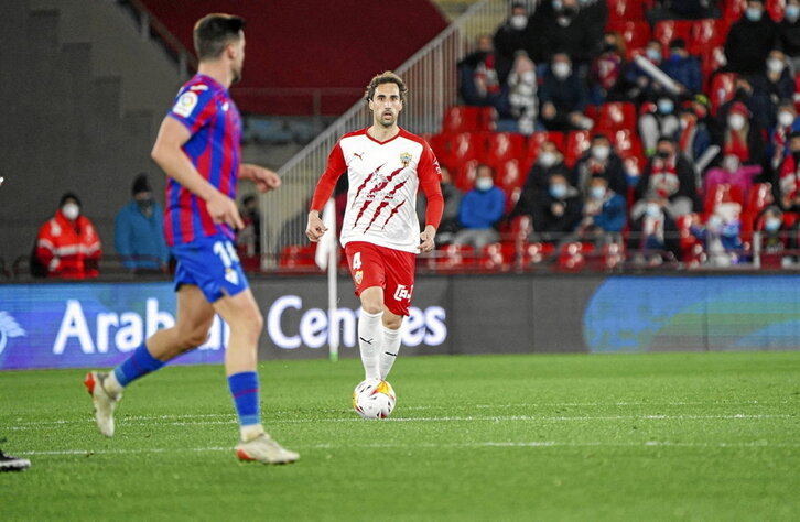 Eguaras fichó por el Almería en el mercado invernal de la temporada pasada y debutó frente al Eibar.