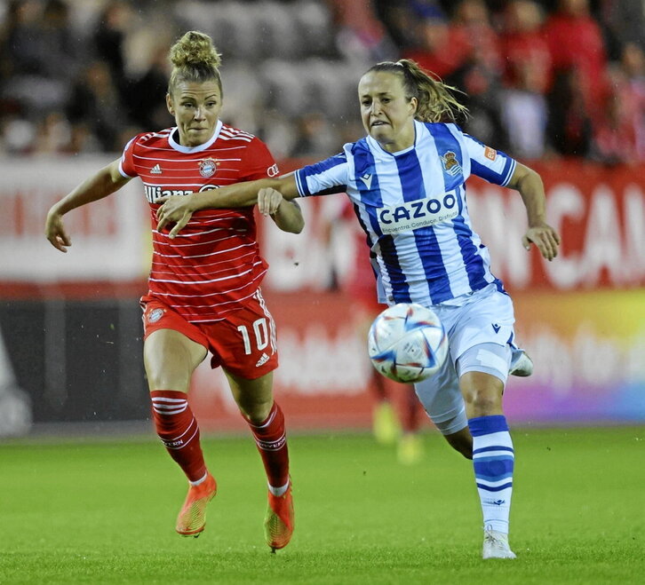 Specht persigue el balón junto a Dallmann, autora de los dos primeros goles bávaros.