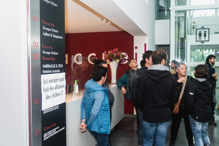 ELB sindikatuko eta Lurzaindia elkarteko kideak, irailaren 29an, Harriague Notaritzaren bulegoetan.