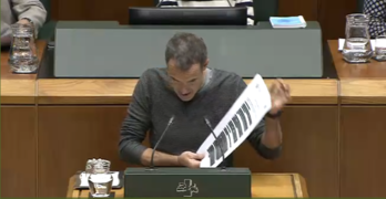 El parlamentario Julen Arzuaga muestra al Parlamento documentos tachados entregados por el Departamento de Seguridad.