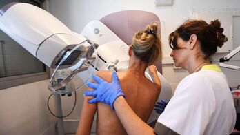 Realización de una mamografia durante una revisión preventiva de cáncer de seno.