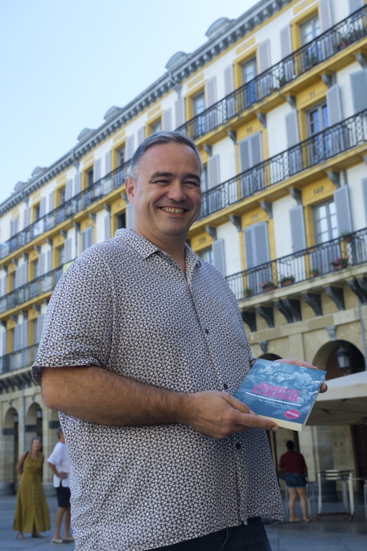Jon Abril Olaetxea, ‘Isildutako eskuak’ liburua Donostian aurkeztu zuen egunean.