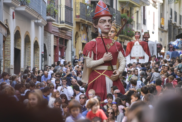 Imagen de la salida de los gigantes de Alde Zaharra en San Fermín Txiki de este año.