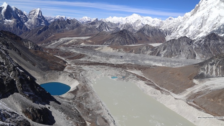 El lago Imja, cerca del Everest, es un lago glaciar que ha crecido hasta tres veces su longitud desde 1990.