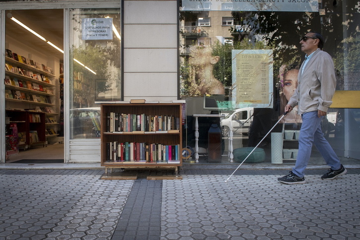 Joxean Txintxurreta kale eraskusleihoek oztopatzen duten kale bat zeharkatzen, Donostian.