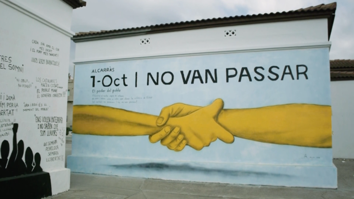 Fotograma del documental 'No van passar', con un mural en Alcarràs que recuerda la resistencia del 1 de octubre.